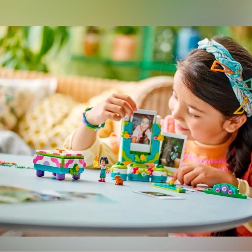 LEGO® Mirabel's Photo Frame and Jewelry Box - Picture 2 of 12